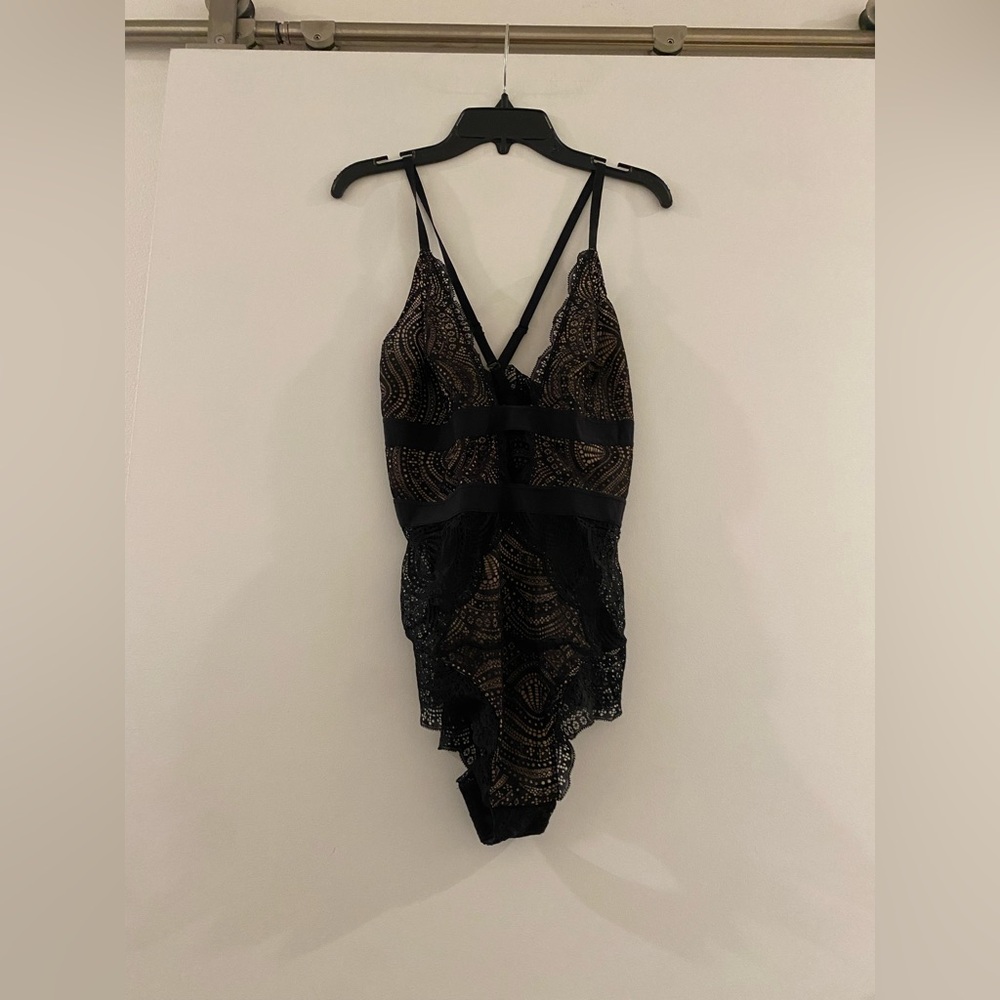 H&M Nude and Lace Bodysuit - Picture 3 of 4